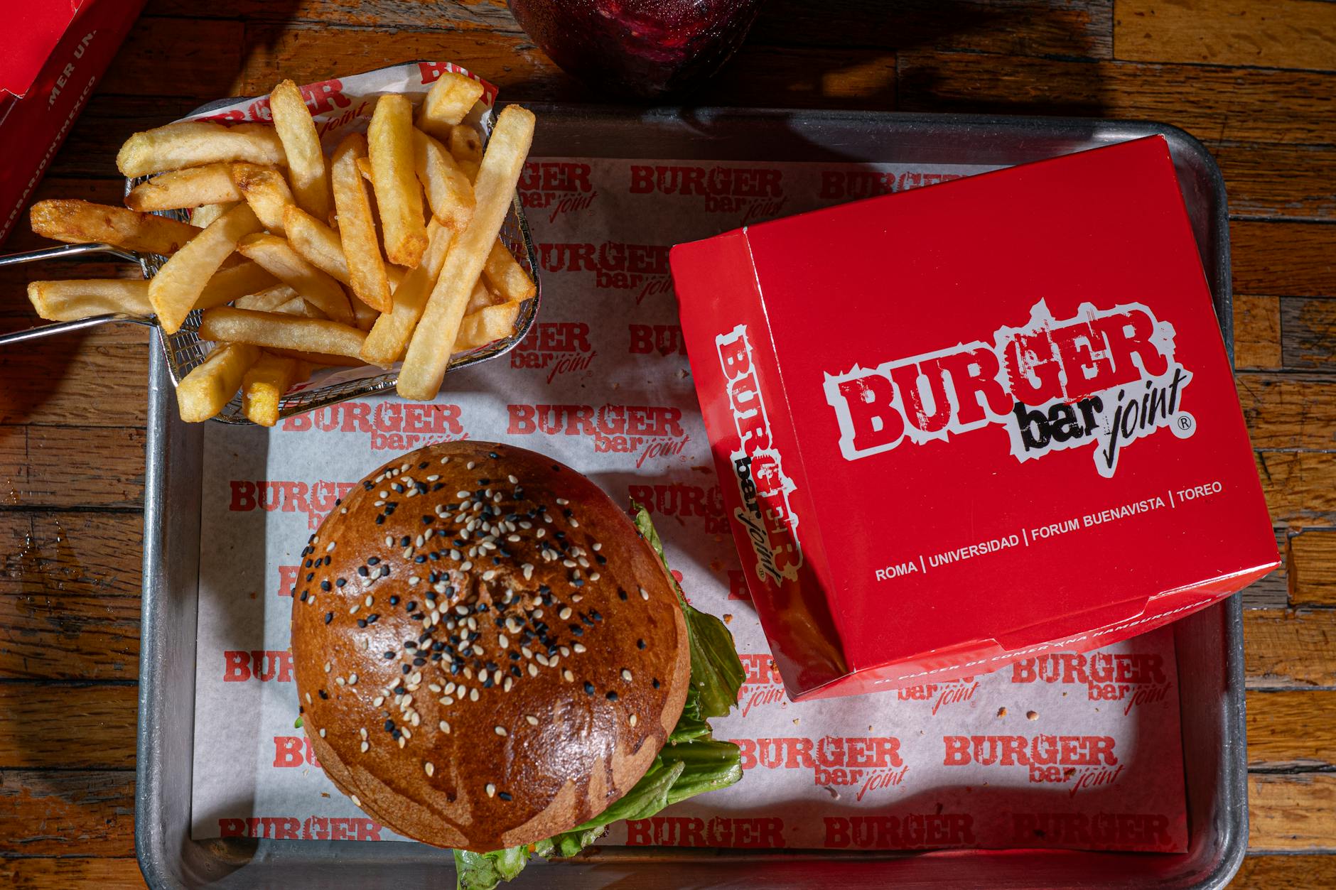 Burger rouge et noir aux couleurs de Squid Game posé sur plateau fast-food