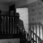 Robert Downey Jr en costume victorien sur un plateau de tournage cinématographique