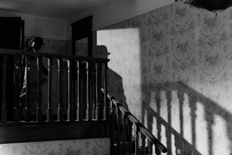 Robert Downey Jr en costume victorien sur un plateau de tournage cinématographique