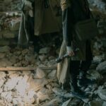 Personnage survivant dans un monde post-apocalyptique végétalisé, ambiance The Last of Us