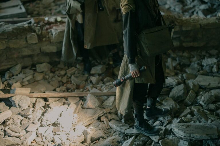 Personnage survivant dans un monde post-apocalyptique végétalisé, ambiance The Last of Us