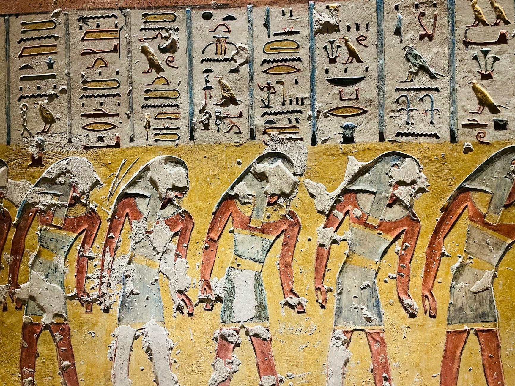 Kratos face aux pyramides d'Égypte dans un concept art God of War
