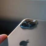 Smartphone Honor 200 Lite posé sur une surface, vue du module photo arrière