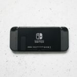 Bundle Nintendo Switch 2 et Mario Kart World posé sur une table de salon moderne