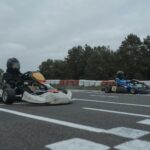 Personnages Mario Kart en course sur circuit coloré, jeu Nintendo Switch