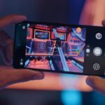 Joueur mobile concentré sur une partie de Call of Duty, écran lumineux