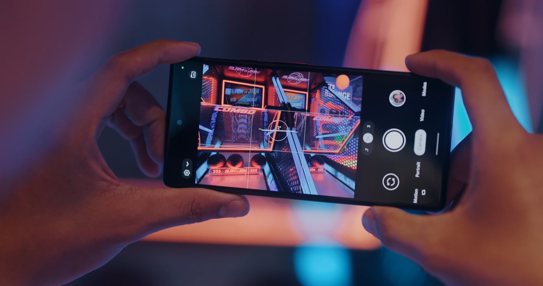 Joueur mobile concentré sur une partie de Call of Duty, écran lumineux