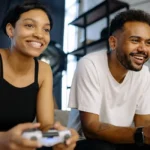 Famille réunie devant une télévision jouant à une console de salon ensemble