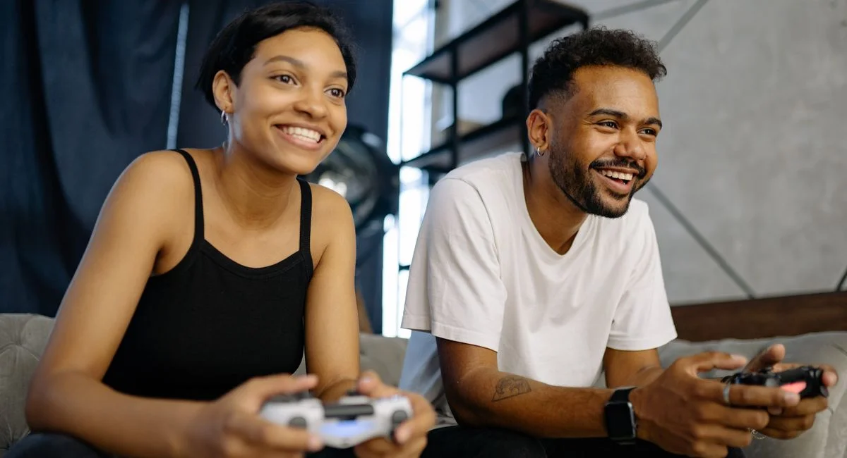 Famille réunie devant une télévision jouant à une console de salon ensemble