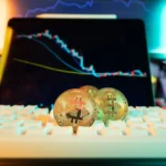 Analyse graphique d’un trader devant un écran avec courbe de crypto monnaie