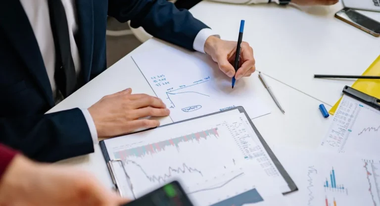 Banquier en costard analyse des chiffres devant graphique de solvabilité