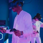 Casque de réalité virtuelle Meta Quest 2 posé sur une table de jeu