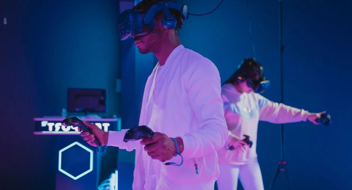 Casque de réalité virtuelle Meta Quest 2 posé sur une table de jeu