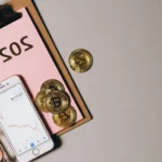 Joueur analysant des cartes crypto devant un plateau de jeu moderne