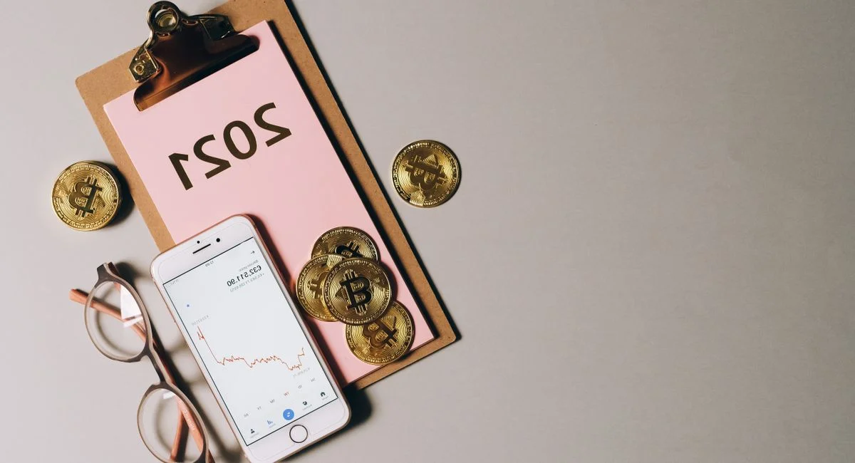Joueur analysant des cartes crypto devant un plateau de jeu moderne