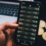 Mains manipulant des jetons numériques devant un écran réseau blockchain