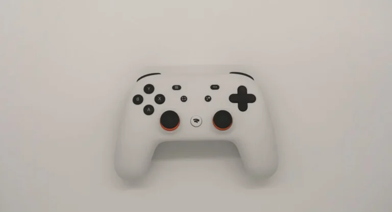 Manette Nintendo Switch posée sur un canapé avec jeux vidéo