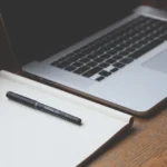 Mot inconnu écrit à la main sur un carnet, ambiance recherche web