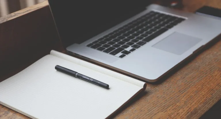 Mot inconnu écrit à la main sur un carnet, ambiance recherche web