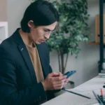Personne regarde l'écran d'un ordinateur affichant des graphiques de cryptomonnaies