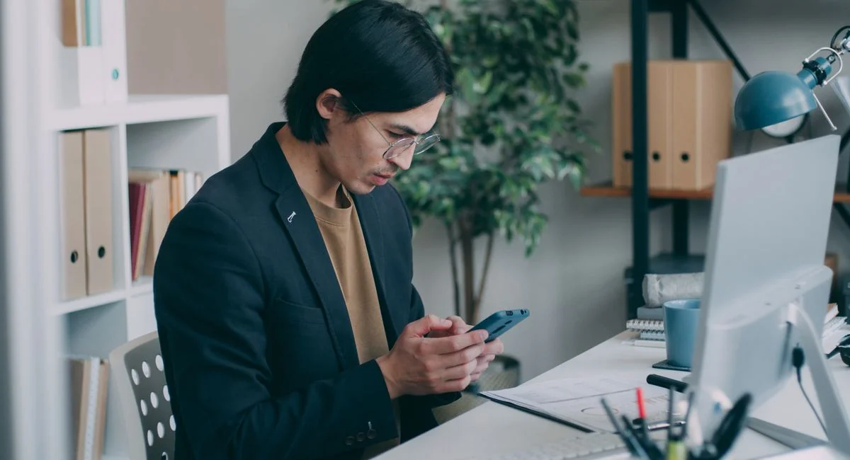 Personne regarde l'écran d'un ordinateur affichant des graphiques de cryptomonnaies