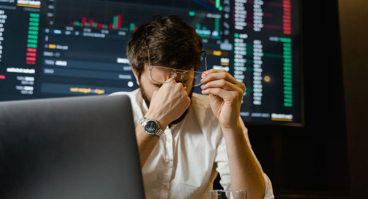 Personne sur écran avec interface Binance affichée, ambiance trading concentrée