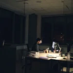 Recherche sur ordinateur d’un nouveau site web dans une pièce sombre