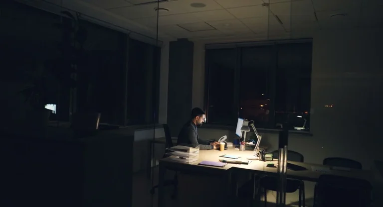 Recherche sur ordinateur d’un nouveau site web dans une pièce sombre