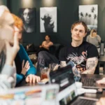 Un groupe autour d'une table discute d'un nouveau jeu Vomzor