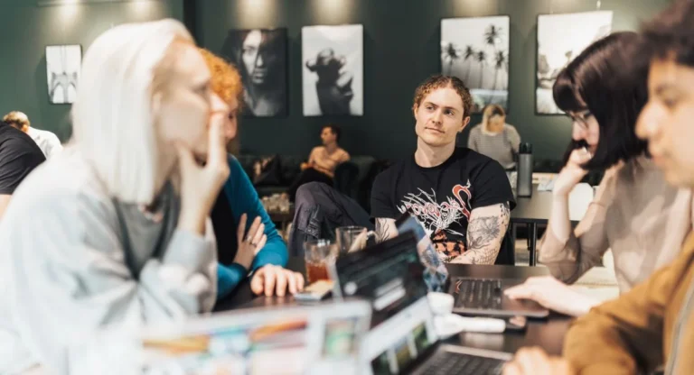 Un groupe autour d'une table discute d'un nouveau jeu Vomzor