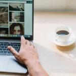 Utilisateur devant plusieurs écrans, cherchant la vraie page Wawacity