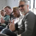 Groupe testant une appli sur tablette et smartphone en coworking lumineux