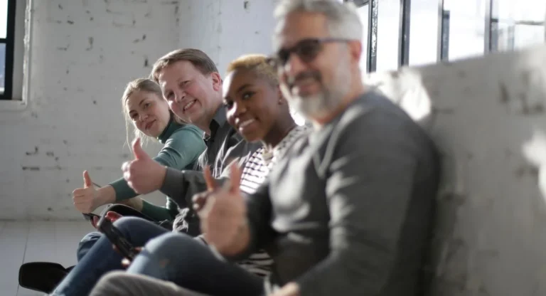 Groupe testant une appli sur tablette et smartphone en coworking lumineux