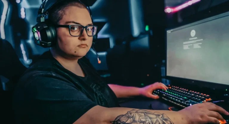 Joueurs esports concentrés devant PC gaming dernière génération en arène
