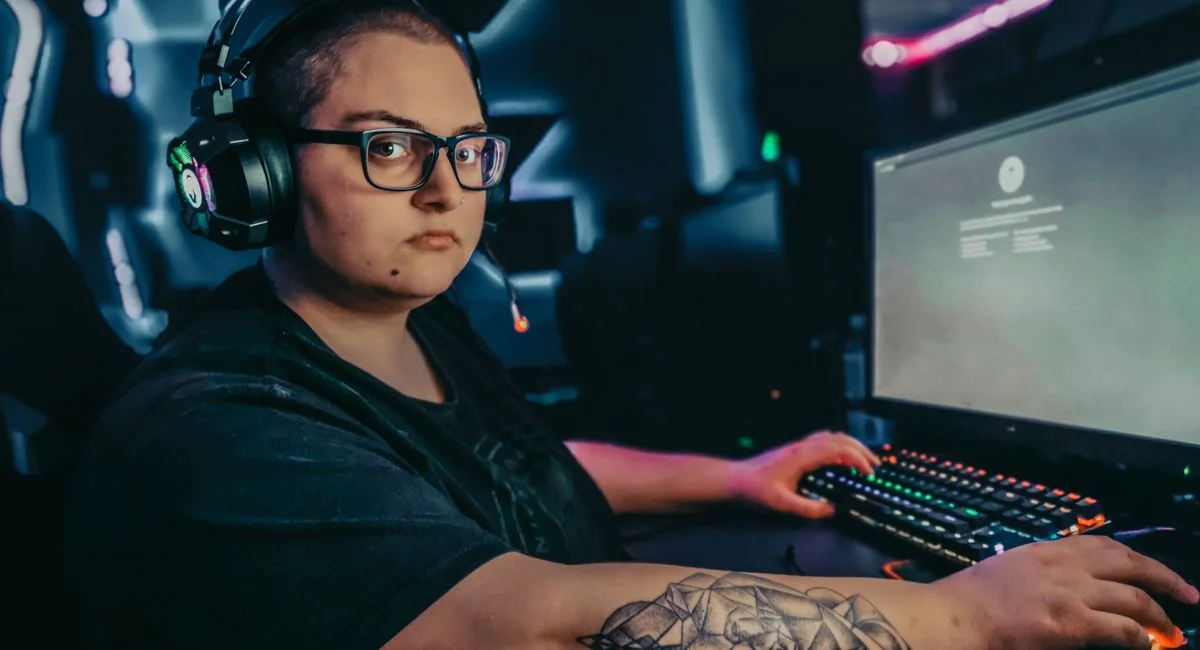 Joueurs esports concentrés devant PC gaming dernière génération en arène