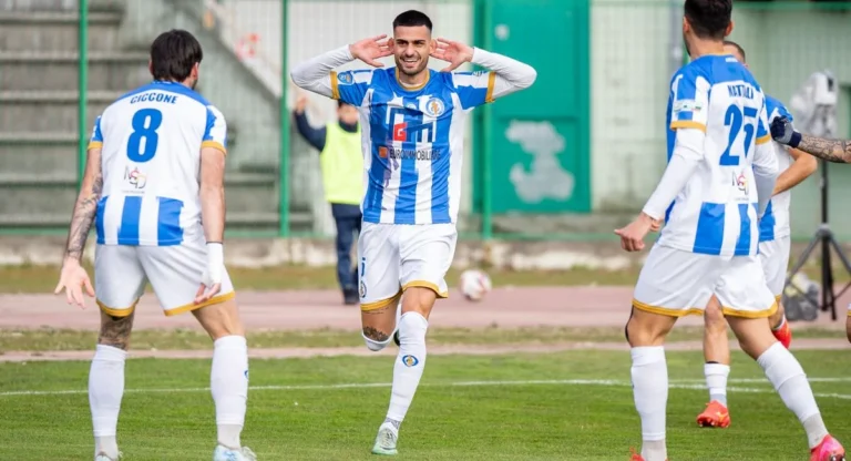 Joueurs professionnels de football célébrant un but lors d’un match français