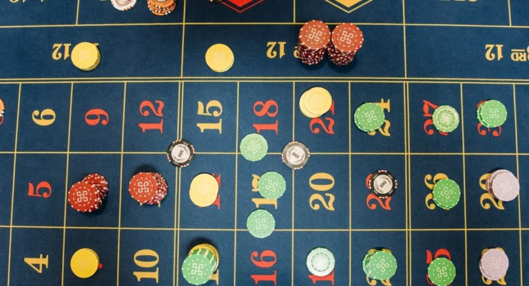Table de roulette en direct avec croupier à Paris, ambiance de casino feutrée