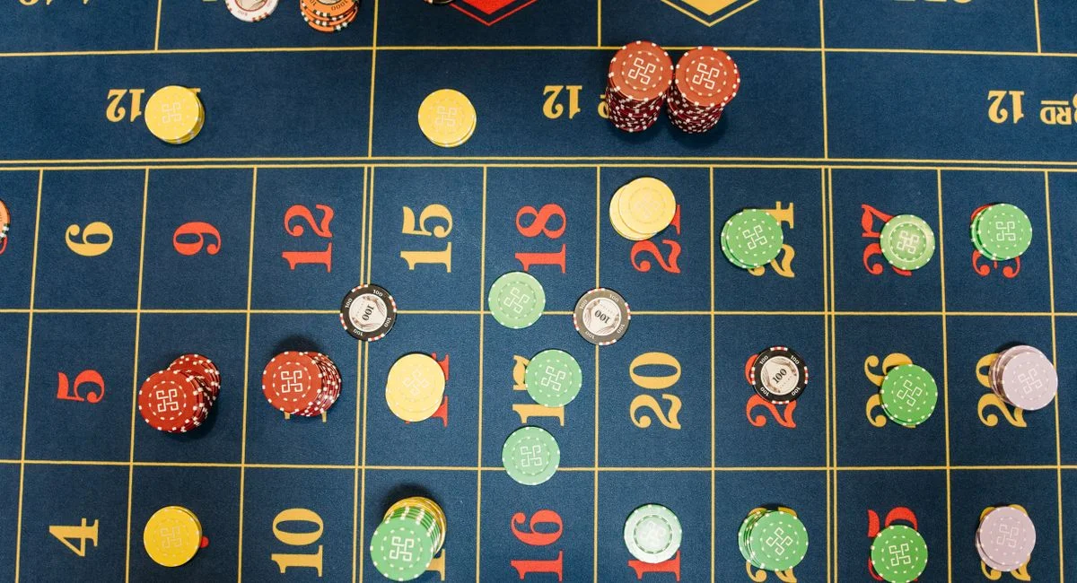 Table de roulette en direct avec croupier à Paris, ambiance de casino feutrée