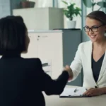 Un business developer digital en pleine négociation salariale tend un contrat