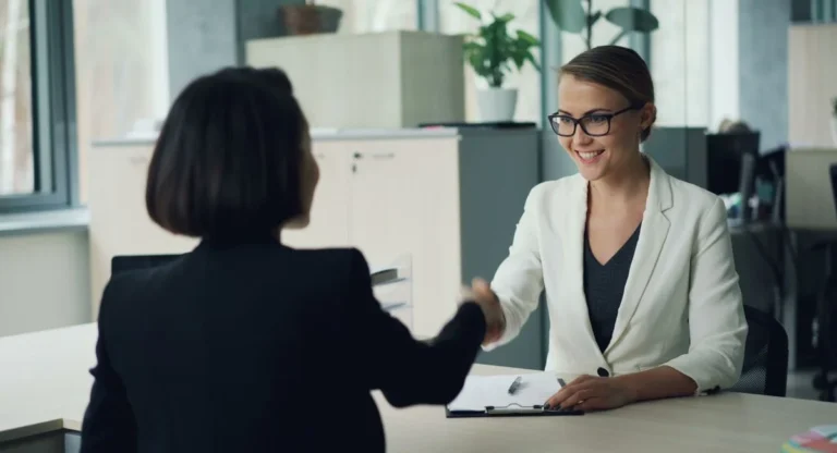 Un business developer digital en pleine négociation salariale tend un contrat
